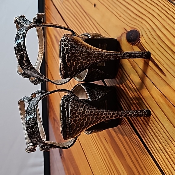 Women's Size 7, Peeptoe Platform Heel, Black & Gray Snakeskin - Picture 4 of 9